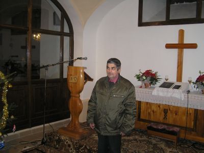 Gerhard Weag, ordförande i den lokala karpattyska föreningen, i Evangeliska kyrkan.